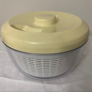 Plastic Pull-String-Drain-Through Salad Spinner